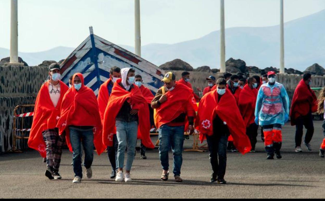 Imagen de archivo de la llegada de inmigrantes a bordo de una patera a Canarias. 