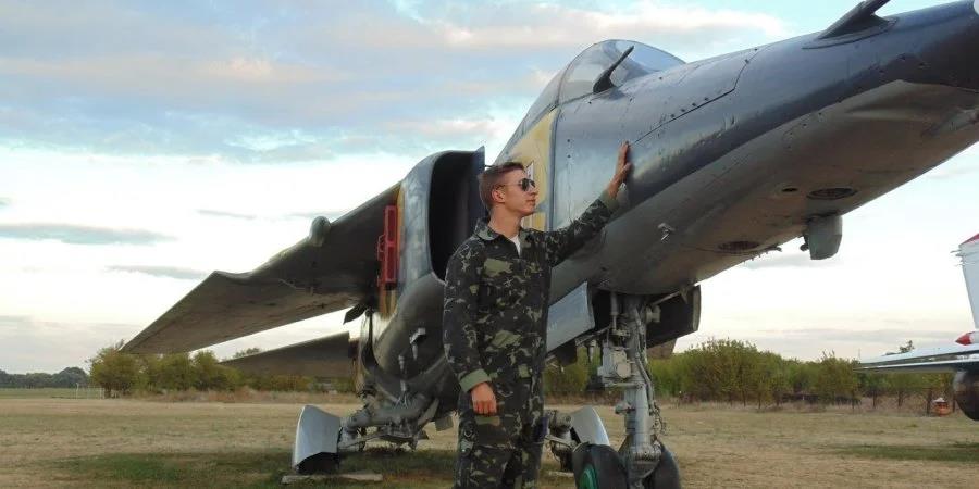 Anton Listopad posa junto a su avión de combate