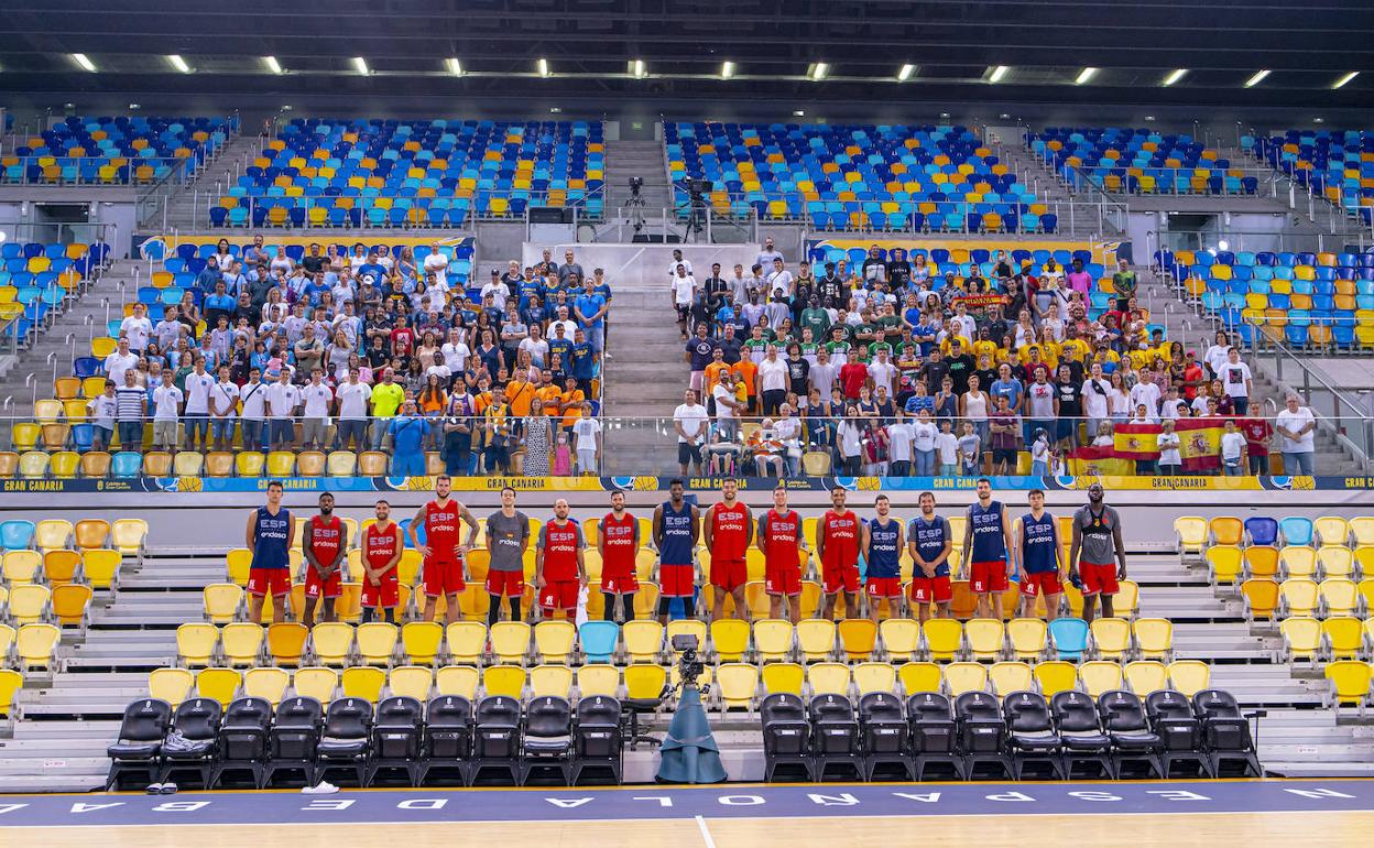 ».Los jugadores posan con representantes de todos los clubes de la isla tras la sesión en el Arena ayer. 