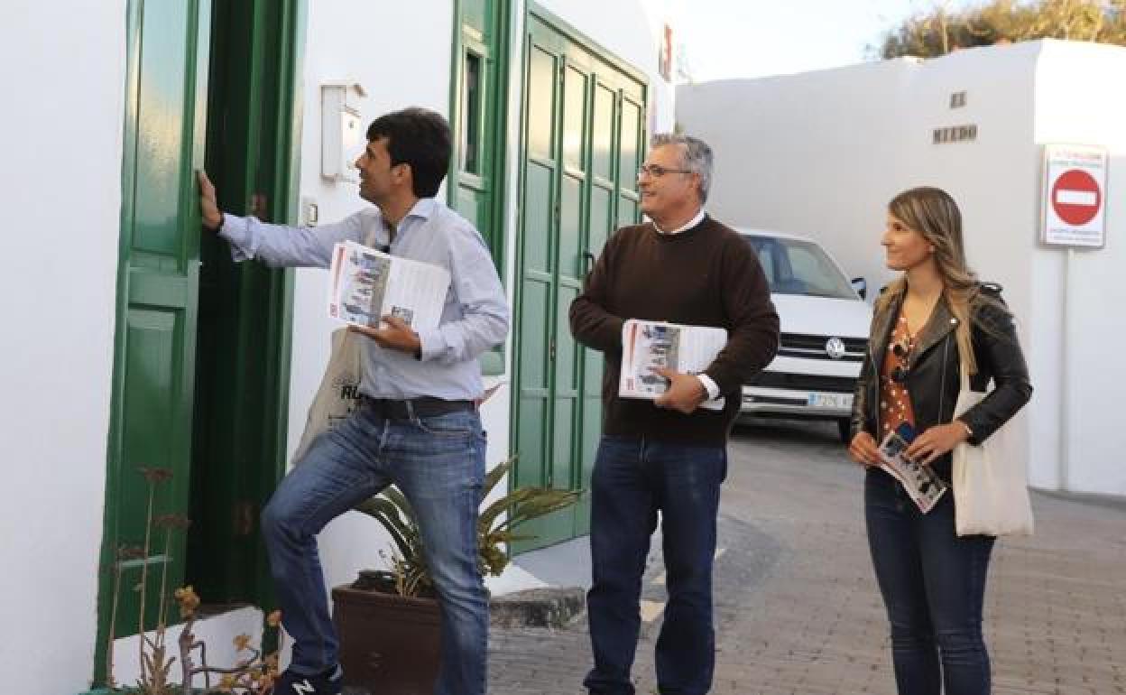 Marcos Bergaz y otros dos concejales socialistas, en el puerta a puerta. 