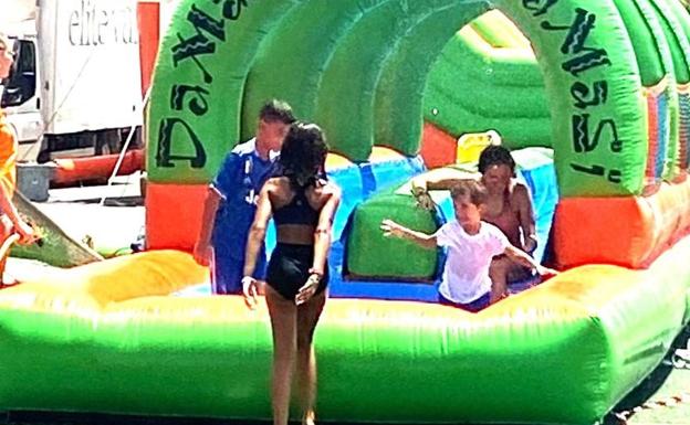 Imagen principal - Fiesta completa en Arinaga con la Family Jumping Race