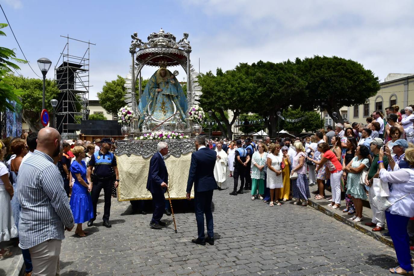 Fotos: Las calles de Guía se llenan para ver a su Virgen