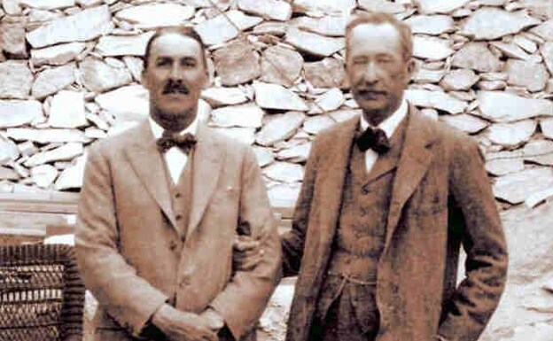 Carter (i) junto a Lord Carnarvon, que hizo posible la excavación de la tumba en el Valle de los Reyes. 