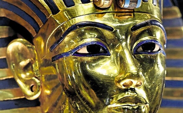 Detalla de la mascara funeraria de oro de Tutankamón. 