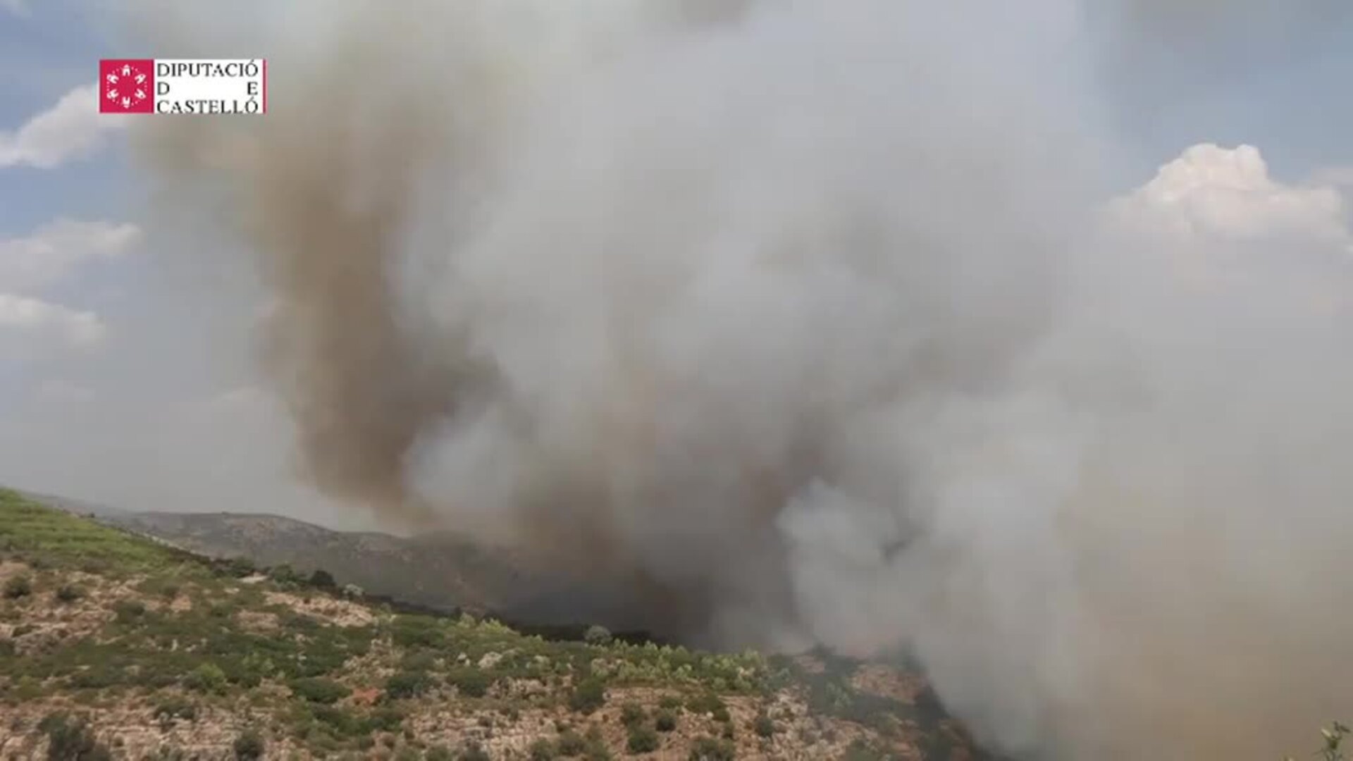 Desalojan cuatro aldeas y un camping por el incendio en la zona de Bejís, Castellón