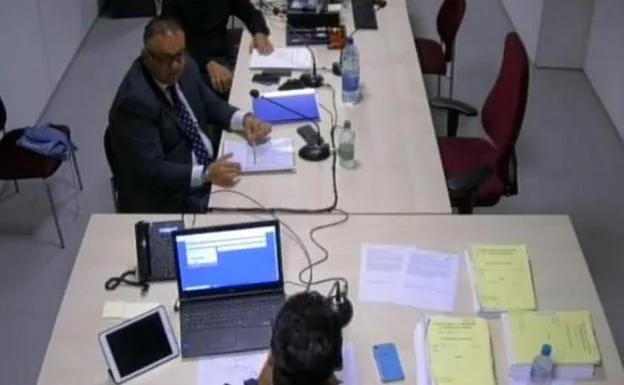 El fiscal Anticorrupción, Javier Ródenas, escucha de espaldas las explicaciones que ofrecía Conrado Domínguez en presencia de su abogado. 