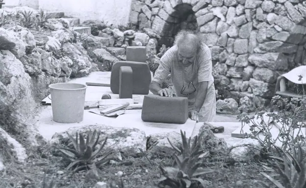 Imagen principal - Chillida trabajando tierras en Alcaufar (Menorca), (1995).Con Fernando Mikelarrena y Marcial Vidal, (1990) y en su estudio (2000). Sucesión Eduardo Chillida y Hauser & Wirth. 
