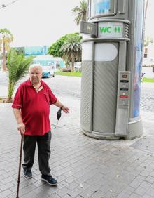 Imagen secundaria 2 - Los usuarios critican que se amplíe la comisaría y piden poder ir al baño sin tener que pagar. 