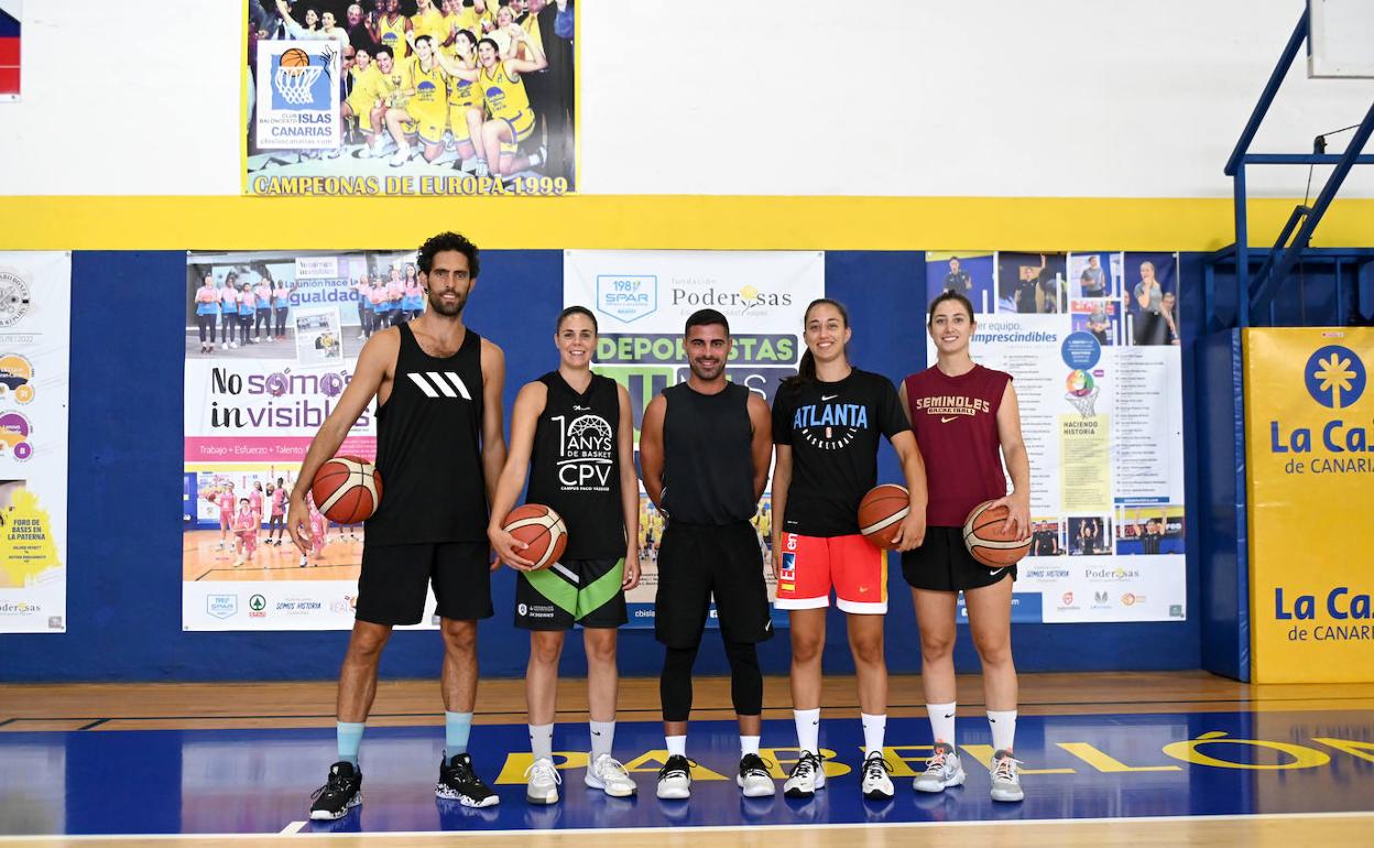 El cuarteto de baloncestistas, posando en La Paterna con el entrenador Tony Viera. 