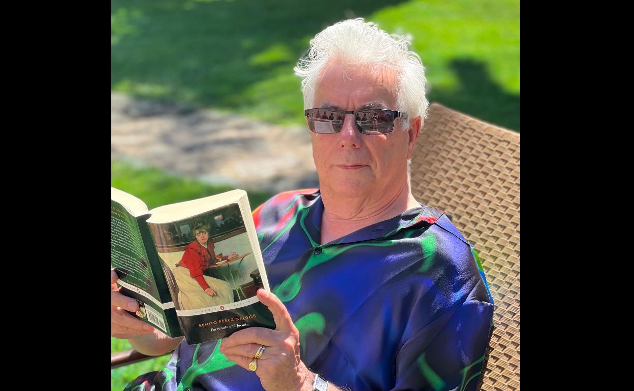 «Sol español y una novela española: Fortunata y Jacinta », apunta Follett en Twitter. 