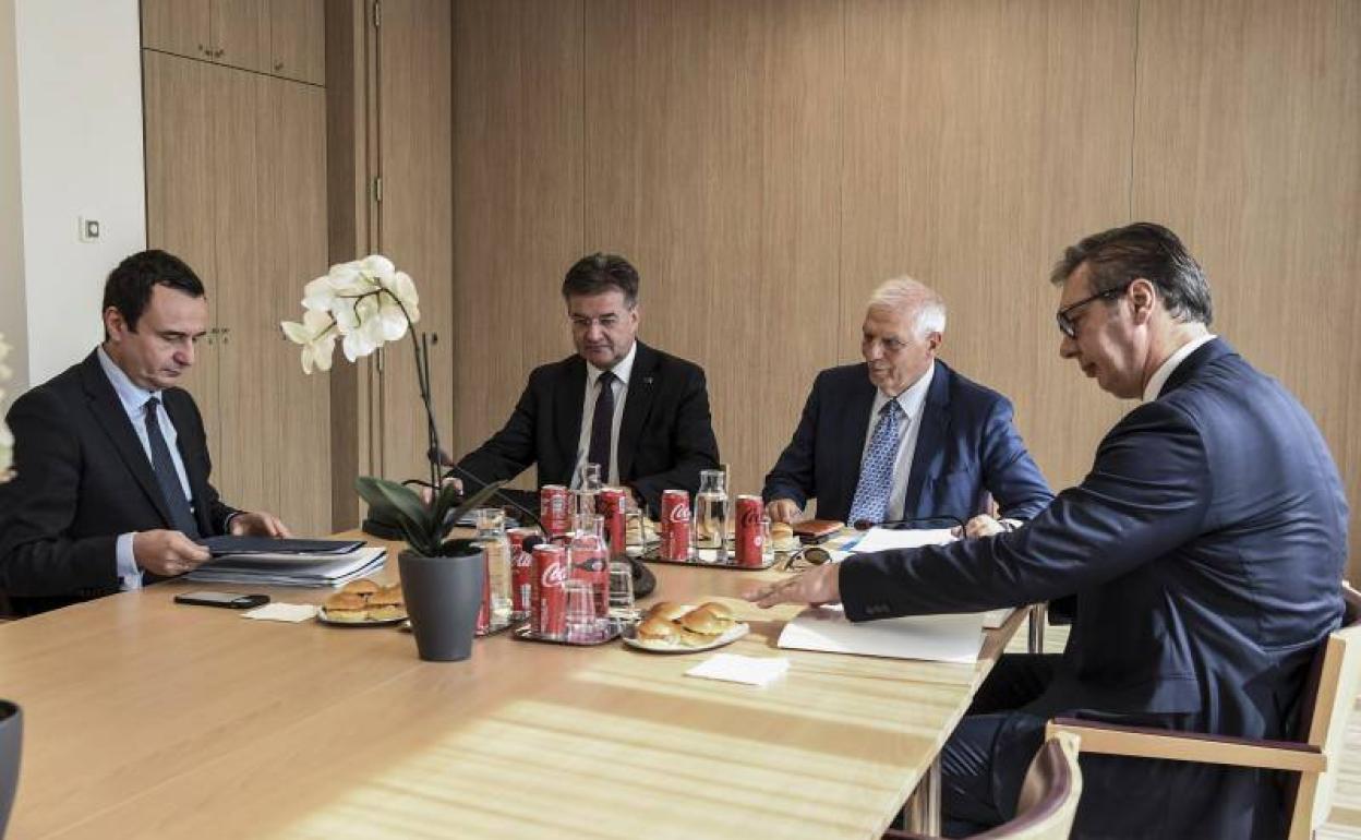 El primer ministro de Kosovo, Albin Kurti, (izquierda), junto al jefe de la diplomacia europea, Josep Borrell, el representante especial de la UE en los Balcanes, Miroslav Lajcak, (ambos en el centro) y el presidente de Serbia, Alexander Vucic (derecha), este jueves en Bruselas
