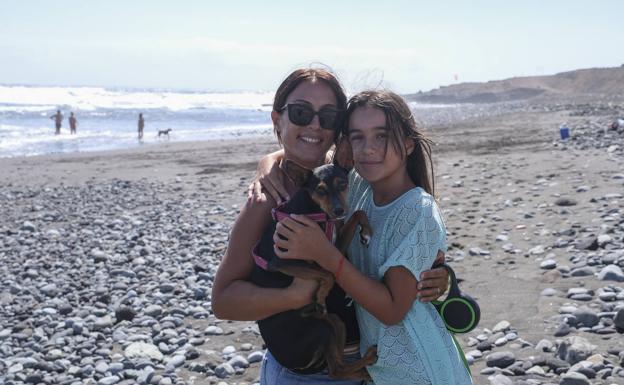 Dunia y su hija Naia piden que se abran más zonas de playa a las que ir con Lena. 
