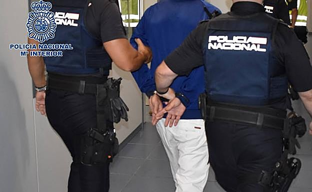 El detenido, con una actitud muy agresiva, agredió a los agentes e intentó arrebatarles sus armas. 