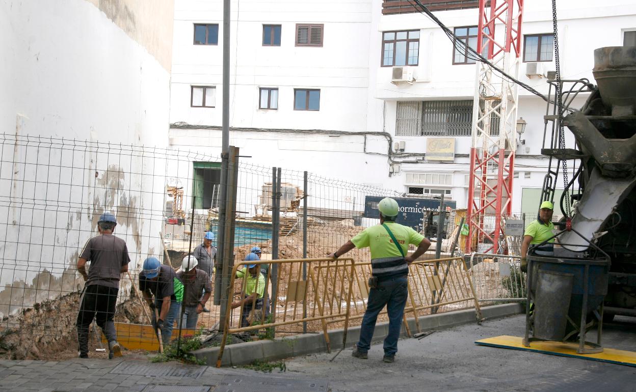 Profesionales de la construcción en Arrecife en una obra. 
