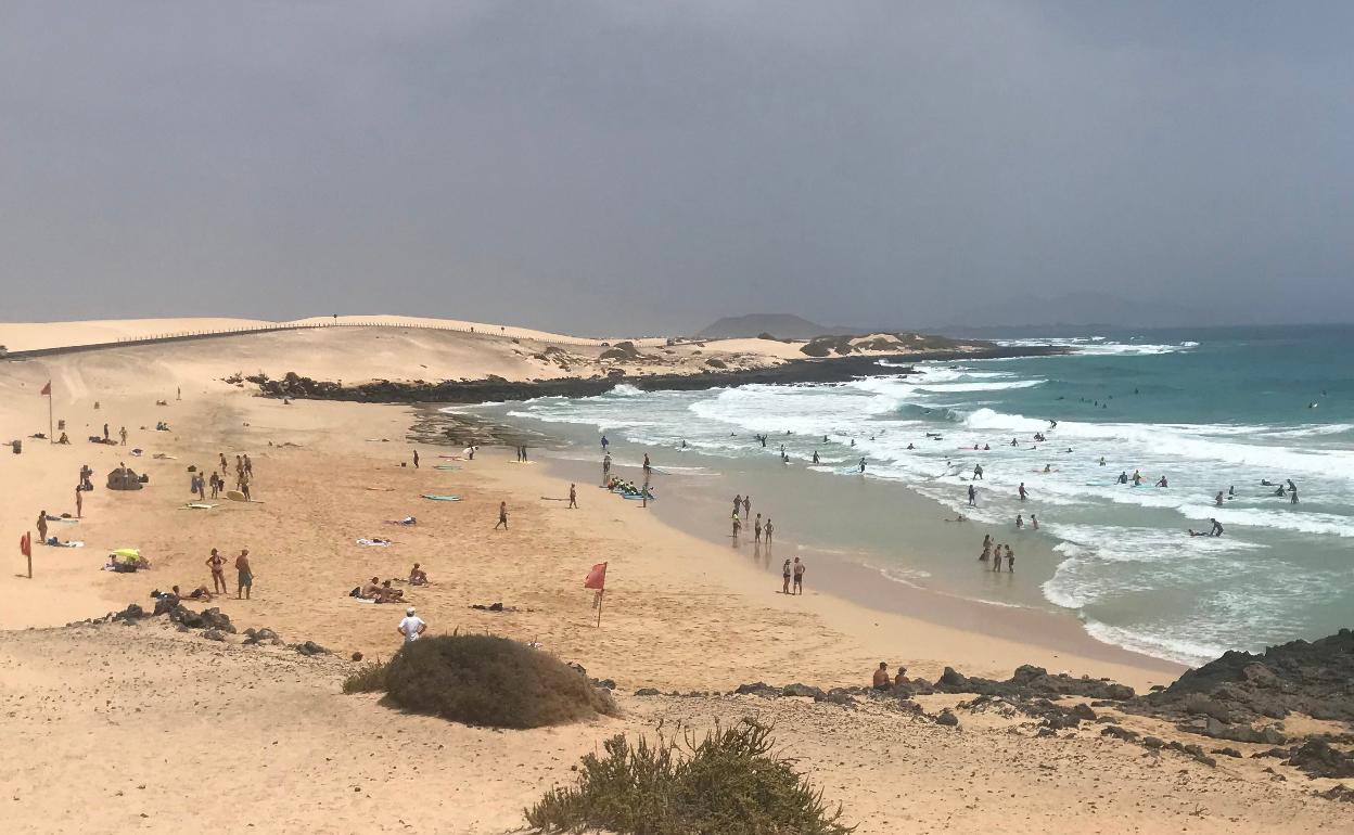 Vista de una playa majorera con presencia de turistas. 