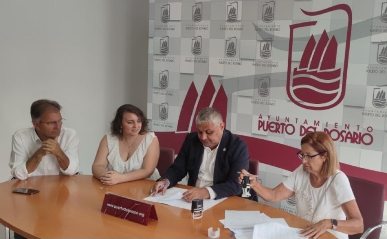 Firma del acuerdo. 