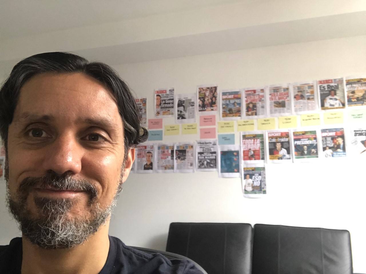 Samuel Rodríguez, durante el proceso de producción en su oficina de trabajo. /c7