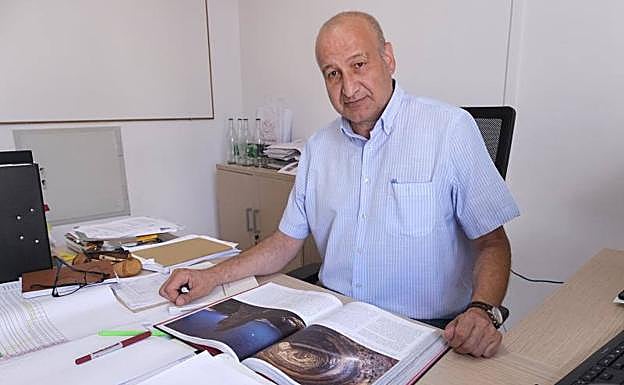 El gerente del Instituto creado por el Cabildo en su despacho de trabajo. 