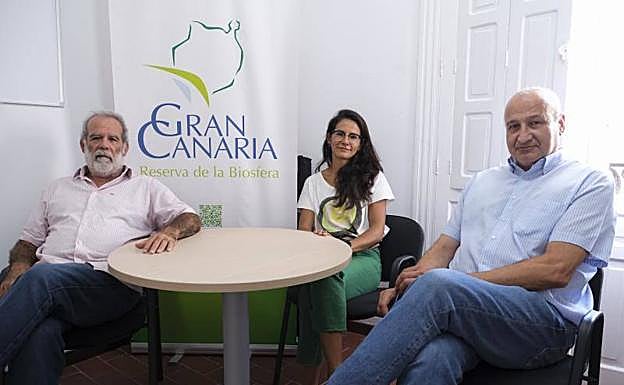 Armengol y los directores del Patrimonio Mundial y la Reserva de la Biosfera, José de León y Pilar Pérez. 