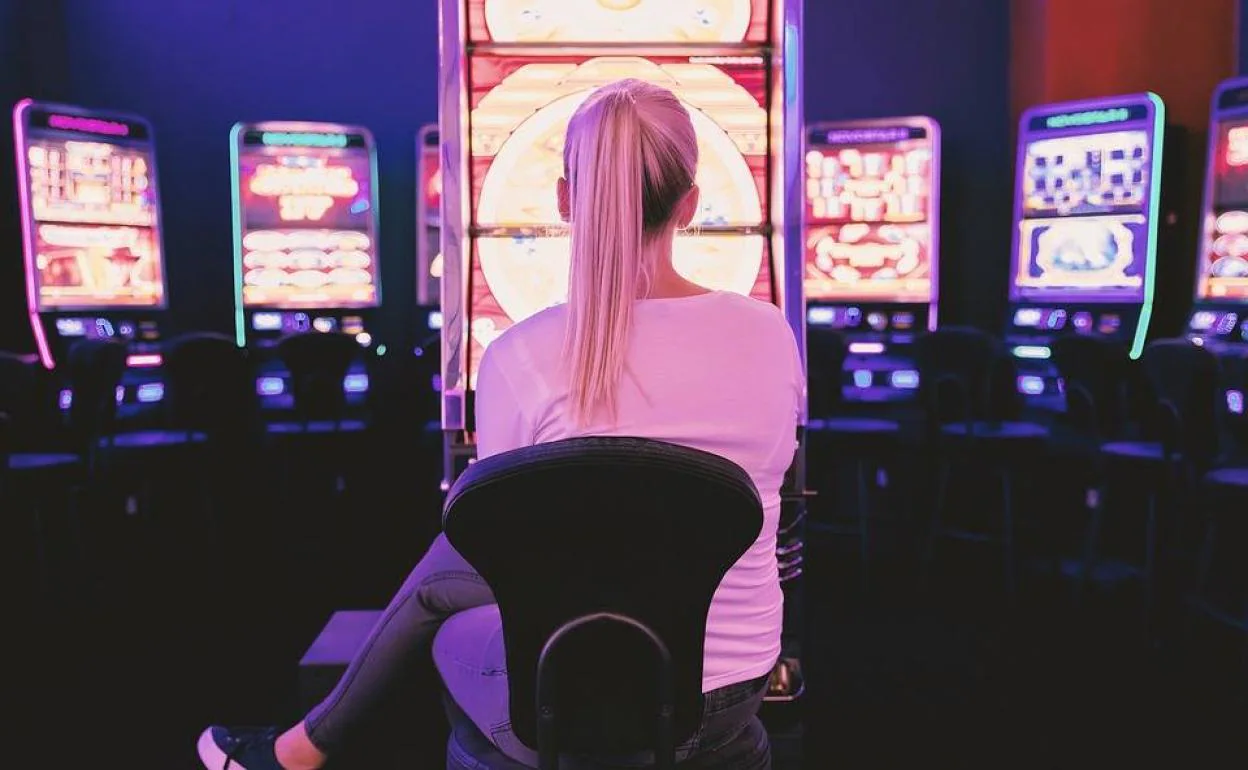 Imagen de una mujer jugando en un casino. 