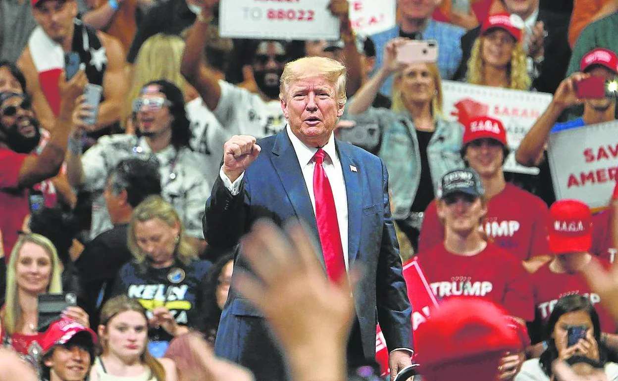 Donald Trump se da un baño de masas en Alaska el pasado junio, durante su gira de mítines 'Salvemos América'. 