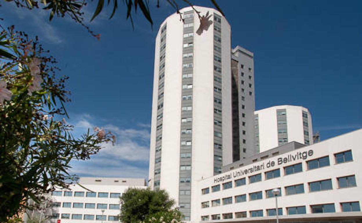 Hospital de Bellvitge, donde fueron ingresados tres ciclistas, de los que uno falleció. 