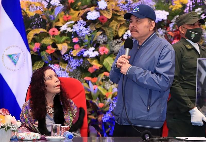 Rosario Murillo, sentada junto a su marido, Daniel Ortega, ha protagonizado las mayores críticas del Gobierno contra los sacerdotes