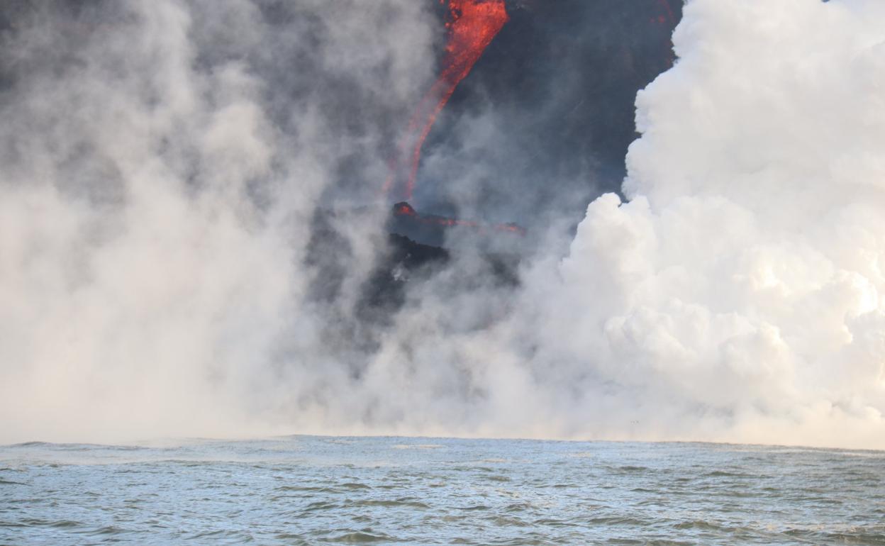 Para realizar esta investigación, el equipo científico de Quima realizó 13 incursiones en barco al borde del delta lávico durante la erupción. 