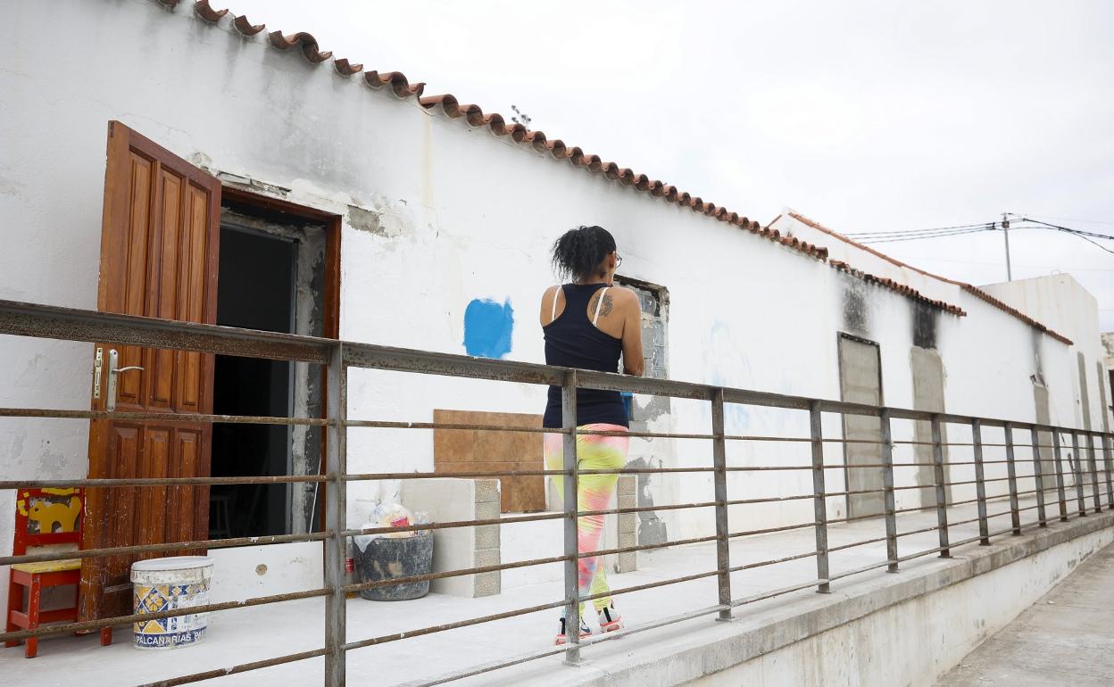 Estrella y su pareja Jonathan viven desde hace semanas en una de las salas del tanatorio abandonado de la Casa de la Condesa. 