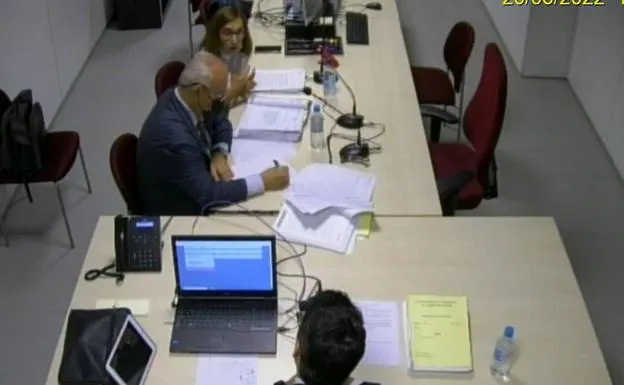 Ana María Pérez, de frente acompañada de su abogado, responde a las preguntas del fiscal Javier Ródenas. 