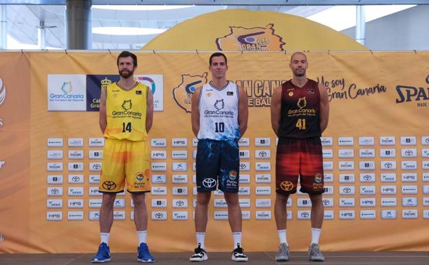 Shurna, Salvó y Stevic, posando con las nuevas equipaciones del Granca.