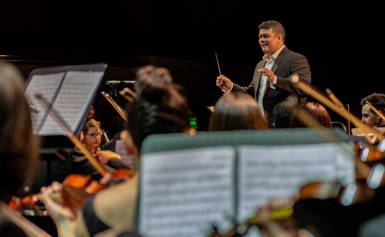 El maestro Ariel Britos dirigiendo a la joven orquesta uruguaya. 