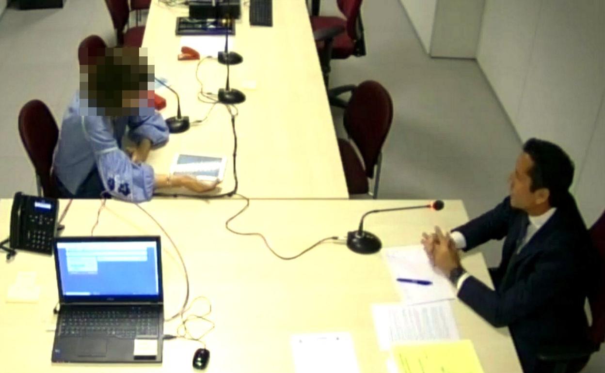 En la imagen, la jefa de Contratación y Asuntos Generales de Recursos Económicos del SCS, ante el fiscal Ródenas. 