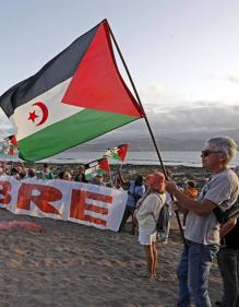Imagen secundaria 2 - Despliegan en una pancarta de 25 m. en apoyo a pueblo saharaui