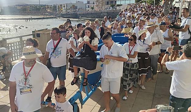 Participantes en la Vará del Pescao, que congregó a miles de personas en Playa de Arinaga. 