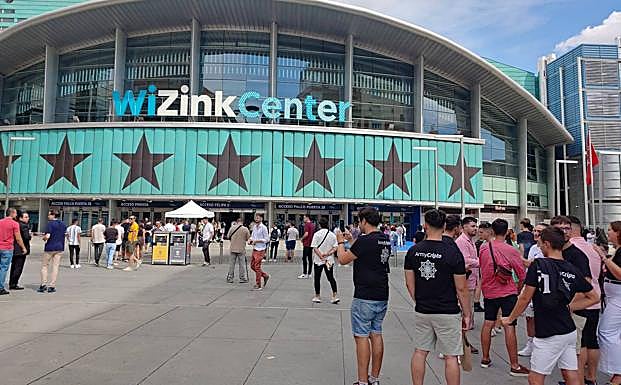 Asistentes al evento en la entrada principal.