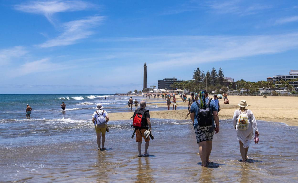 Imagen de archivo de turistas en Maspalomas. 