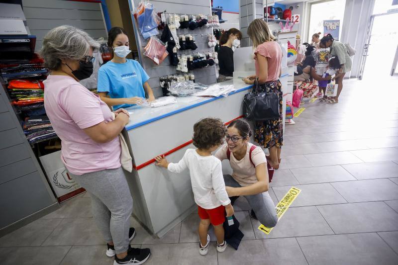 Indira Pérez prueba a su hijo la nueva camisa del uniforme en su primer año de cole.