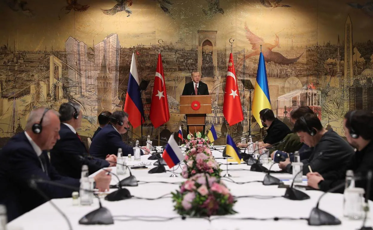 El presidente turco, Recep Tayyip Erdogan, abrió en amrzo una reunión entre delegaciones de Ucrania y Rusia en Estambul.