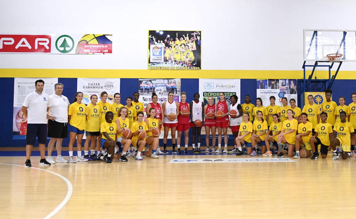 Jugadoras del primer equipo y la cantera confluyen estos días en las sesiones de trabajo en La Paterna. 