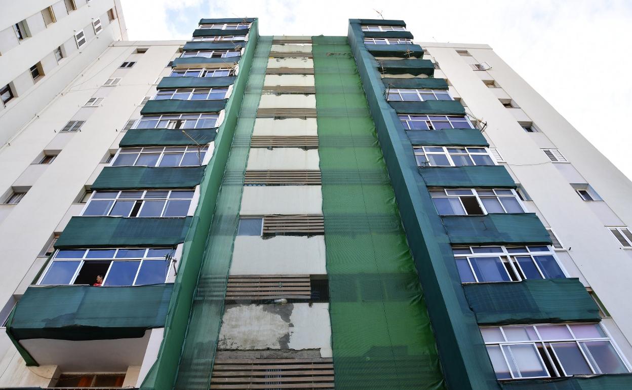 Los vecinos están preocupados por el estado de sus bloques. 