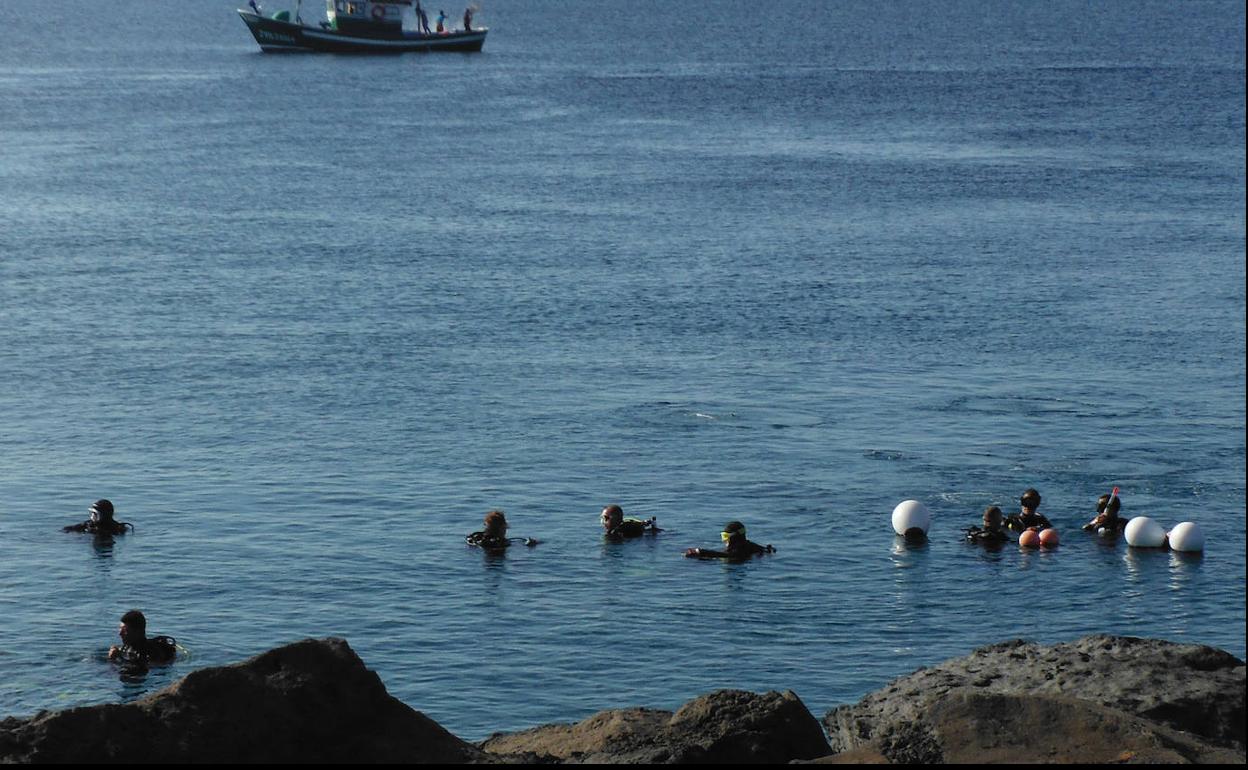 Imagen de archivo de buceadores en Playa Chica, Puerto del Carmen. 