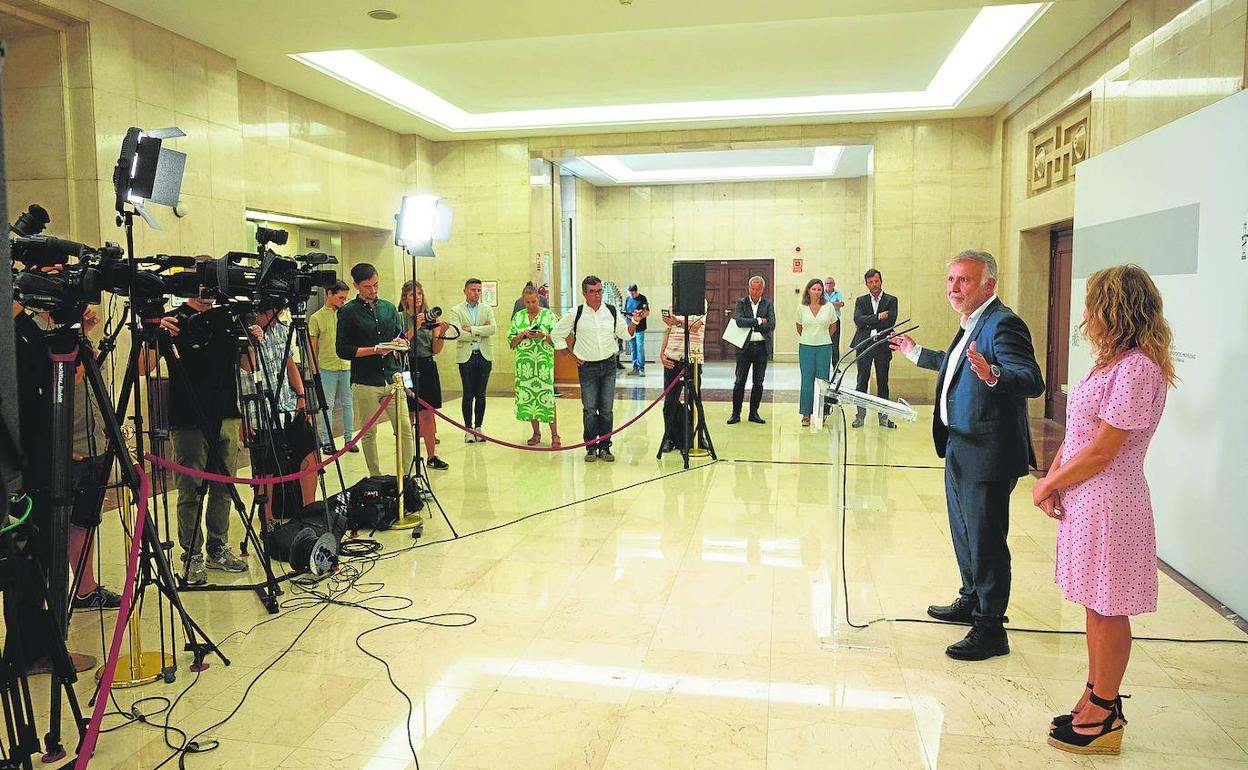 El presidente canario, Ángel Víctor Torres, y la ministra de Transportes, Raquel Sánchez, explican los detalles de la subvención a las guaguas 