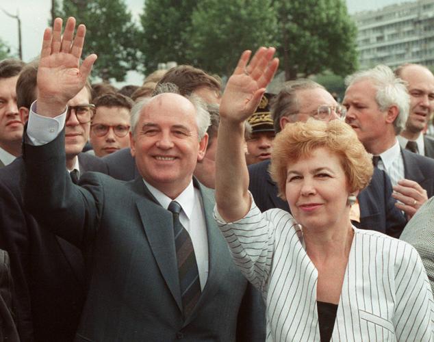 Raisa Gorvachova saludando, junto a su marido, al público congregado en las calles durante su visita a París en 1989.