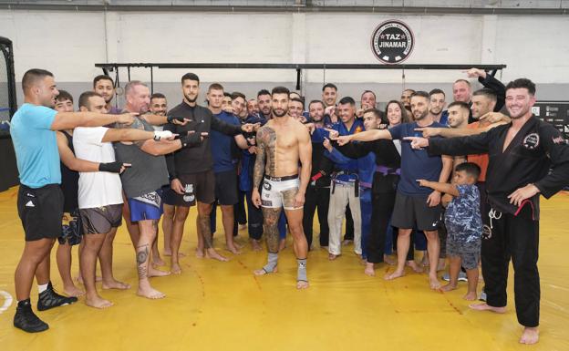 Alcorac Caballero, arropado por toda la familia del Taz Jinámar antes de su pelea estelar. 