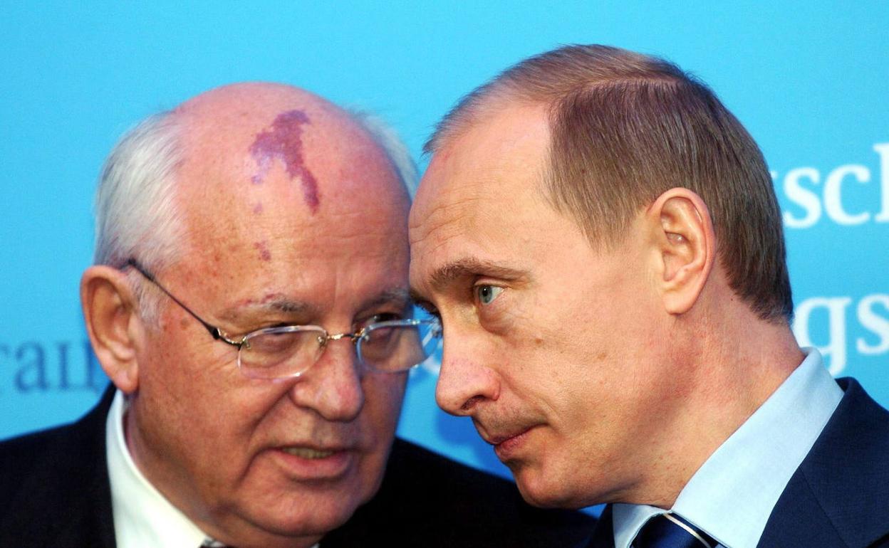 Gorbachov y Putin conversan en una cumbre en 2004
