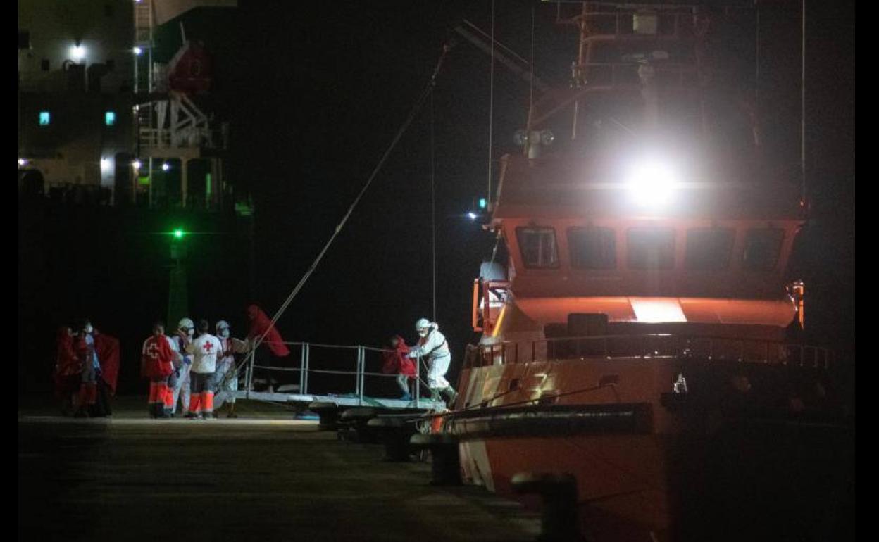 Imagen de la zódiac llegando al muelle de Puerto del Rosario. 