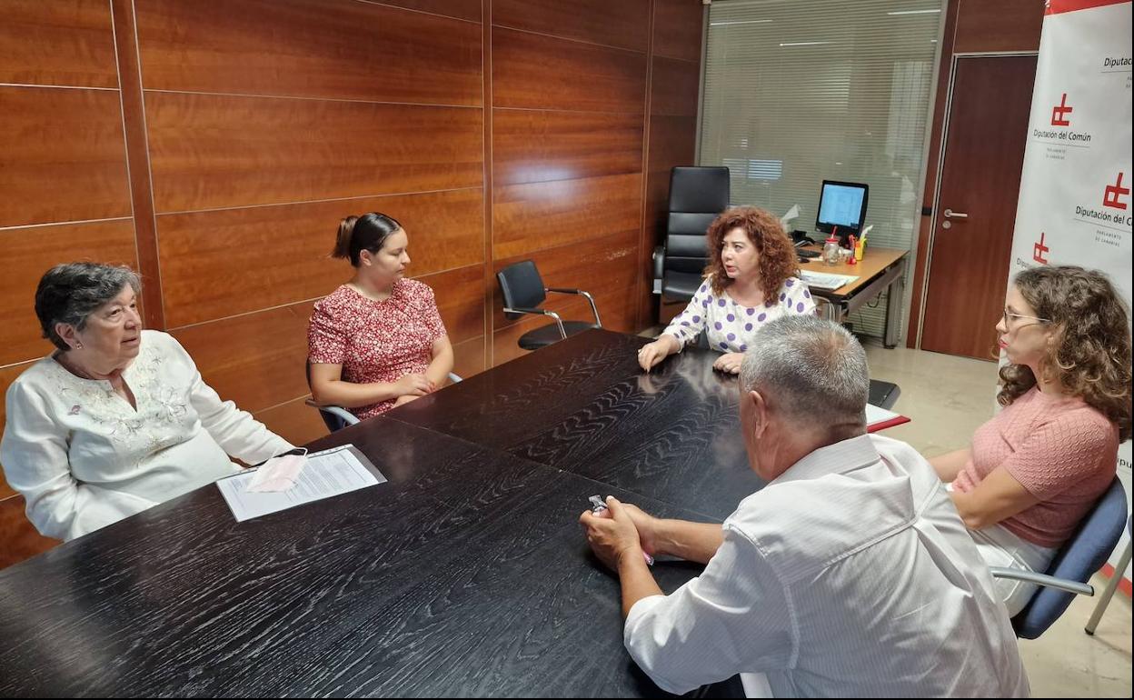 Momento de la reunión de la asociación Amate con la adjunta de la Diputación del Común. 