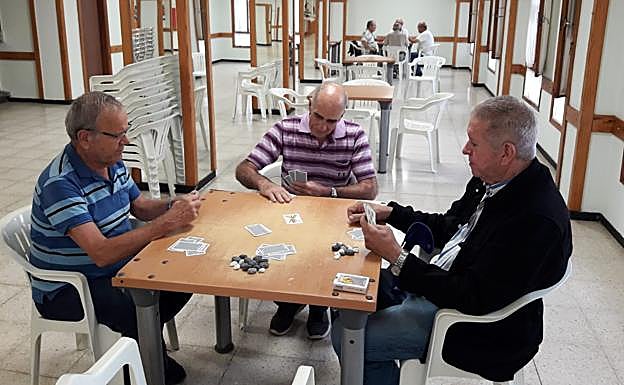 Los usuarios esperaban impacientes la reapertura del centro.