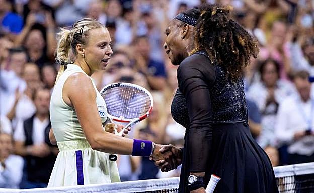 Imagen principal - Serena Williams durante el partido.